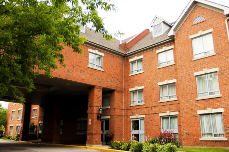 Comfort Suites Отели рядом с достопримечательностью «Principles Design Studio Inc»