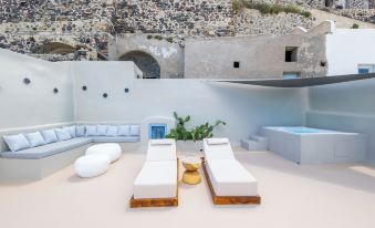 Luna Santorini Suites