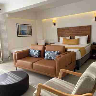 8 Rooms Hotel Rooms