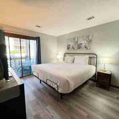 Spacious Modern Condo - 1st Floor - One Block to the Beach Rooms