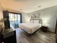 Spacious Modern Condo - 1st Floor - One Block to the Beach