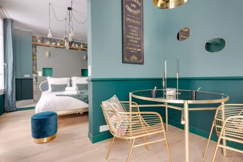The Charming Trocadero Eiffel Tower - Bed and Breakfasts