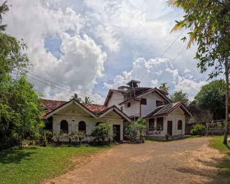 SurfBayVilla Hotels in Dikwella