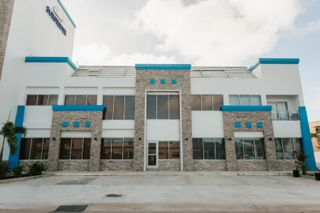 Surfrider Resort Hotel Отели рядом с достопримечательностью «Agingan Point»