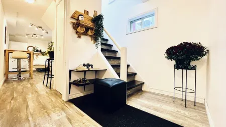 Sunrise Tree Guest House Отели рядом с достопримечательностью «Торонто Ботаникал Гарден»