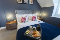 Elliot Oliver - Loft Style 2 Bedroom Apartment with Parking in the Docks