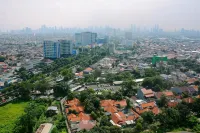 Comfort Studio at Green Pramuka Apartment Near Shopping Center