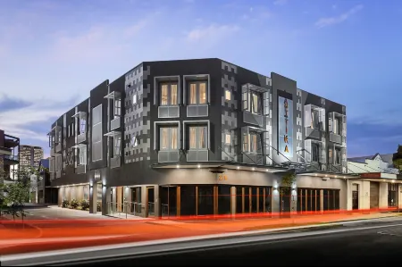 Attika Hotel Отели рядом с достопримечательностью «Эдит Коуэн Юниверсити Маунт Лоли Кампус»