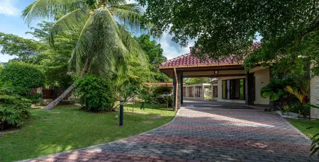 The Villa - Luxury Private Pool Villa Отели рядом с достопримечательностью «Tanjung Rhu Resort, Langkawi»