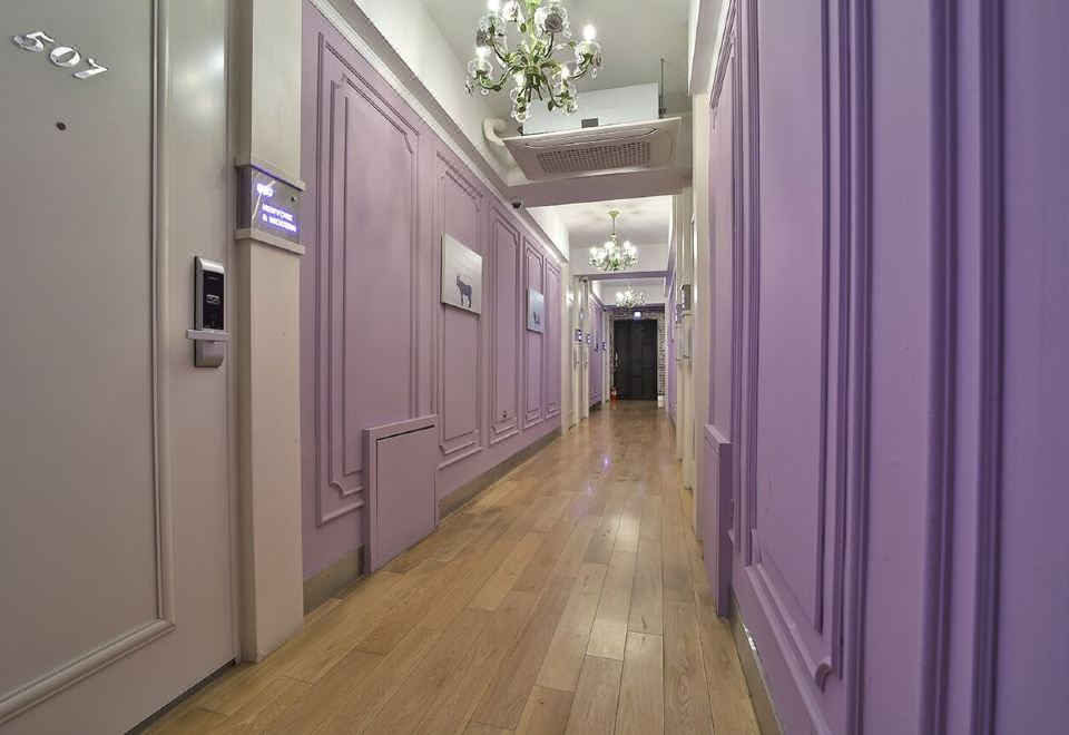 2월호텔 대구수성점의 스타일리시한 객실 인테리어