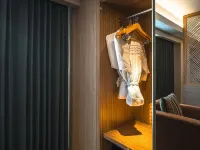 Crown Prince Hotel Surabaya Managed by Midtown Indonesia Hotel berhampiran Monumen Bambu Runcing