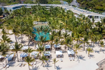 Billionaire Beach Front Apartments Отели в г. Малинди