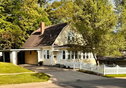 Charming Retreat, Cozy Fireplace, Private Porch, Minutes to Amish Country Hotels in Millersburg
