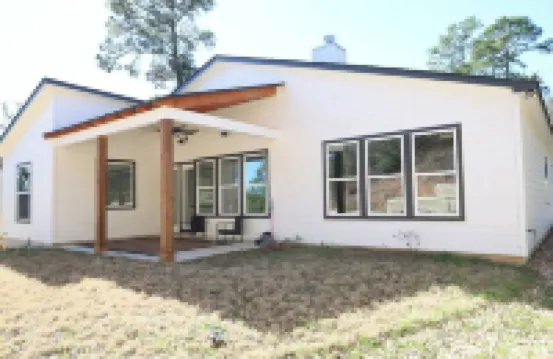 Master suite/ Soaking Tub/ Spacious Kitchen