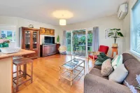 Sunny Grey Lynn Holiday Home - Bungalows