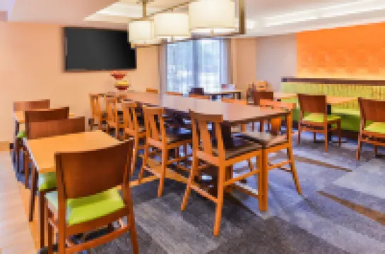 科寧河畔萬楓旅館