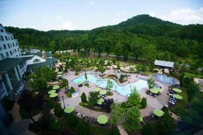 Outdoor Swimming Pool Dollywood's DreamMore Resort Photo