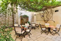 Hotel du Midi Hotel a Rasteau