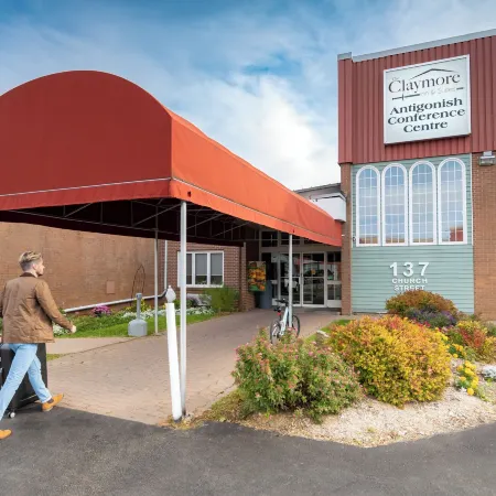 Claymore Inn and Suites