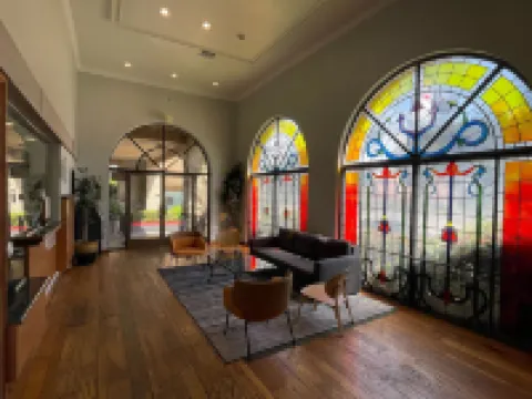 港口旁的旅館和套房