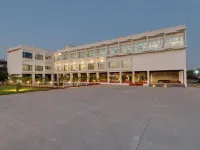 維歐拉比康羅訥瓦拉度假村 Karla Caves附近的飯店