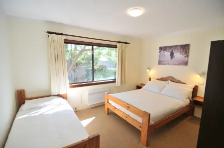 Leski Club Отели рядом с достопримечательностью «Сноуи Маунтинс Граммар Скул»