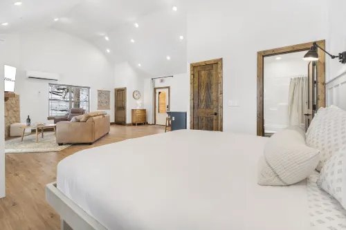 Hot Tub and Picturesque Wooded Views - Charming Escape Hotels in Hollister