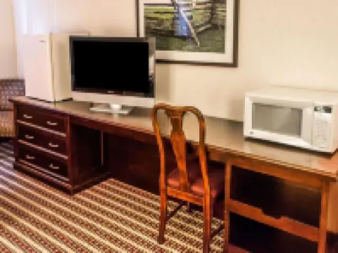 Economy Inn & Suites Hotels in Warren