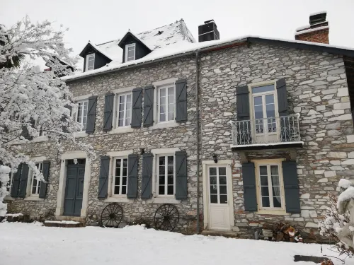 Le Domaine des 3 Marmottes Chambres d' hôtes فنادق في Anla