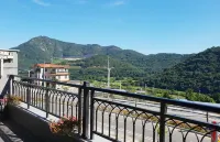 พีรามิด เรด เคลย์ เพนชัน