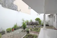RedDoorz near Terminal Tirtonadi Hotel di Kecamatan Banjarsari