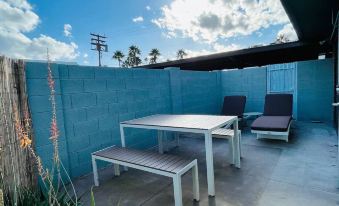 Walkable Ots, Heated Poolside Mid Century Condo