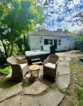 Romantic Cottage with Hot Tub . Close to Hiking and Breweries . Pet Friendly!