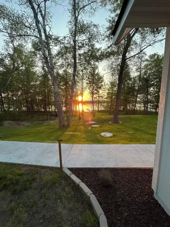 Waterfront Cabin! Infloor Heat, Fireplace, Games, New Hot Tub Mid Nov!