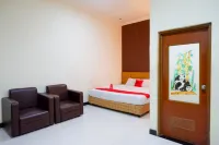 RedDoorz Near Monumen Habibi Ainun Hotels in West Bacukiki