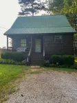 The Lilly Pad Getaway in the middle of Pickwick. 5 mins from Pickwick state park Hotels near Pickwick Landing State Park