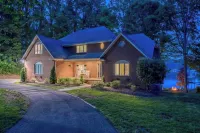 Luckys Lake House by AvantStay Private Lake Bar