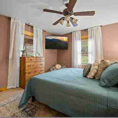 Round Top Way Cabin by Beyond Expectations Rooms