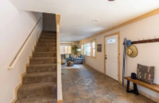 Sweet Pine Deck Hot Tub Cozy Modern Interior Close to Ski Resort