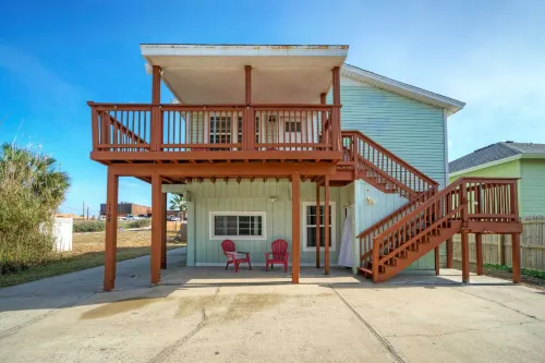 2-unit Home in Golf Cart Zone w/ Patio + Balcony Salty Sunshine: Multi-family Retreat