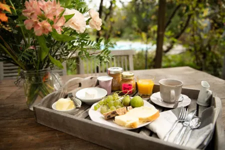 La Jolie Longère Fleurie Tiny House Avec Piscine et Jardin Отели в г. Сюржер