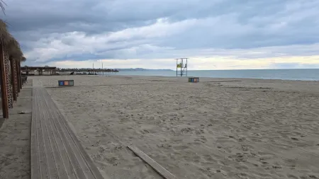 Tirent Apartment - Cozy Bedrooms Stay by Golem Beach. Отели в г. Golem