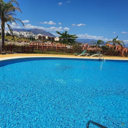 3 Bed Penthouse - Sleeps 8 - Pool - Sea View