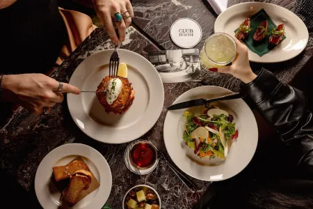 Soho Grand Hotel Отели рядом с достопримечательностью «Обсерватория Уан Уорлд»