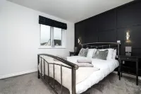 3 Bedroom House-Private Parking Отели в г. Бонниригг