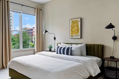 Cozy Getaway with Stylish Comfort - Charming Urban Retreat Отели рядом с достопримечательностью «The Scott and Zelda Fitzgerald Museum»