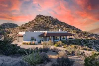 Luxurious Desert Retreat - Boulders, Hot Tub, Views Hotels in Pioneertown