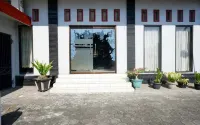 RedDoorz Plus near Stadion Wijaya Kusuma Hotel dekat Nusa Kambangan Island