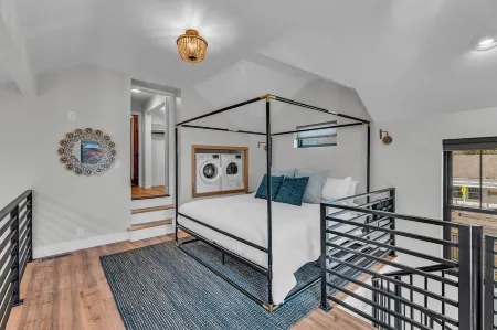 Charmingly Stylish 1-bed Loft Apt! Wonderful Lawrence Barker neighborhood Отели в г. Дуглас