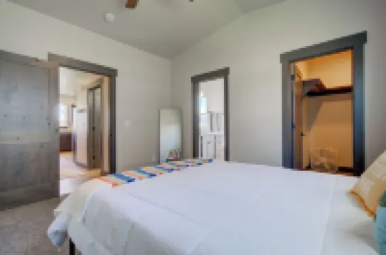 Charming 3-bedroom house with WiFi, AC in serene Ennis Hotels in Ennis